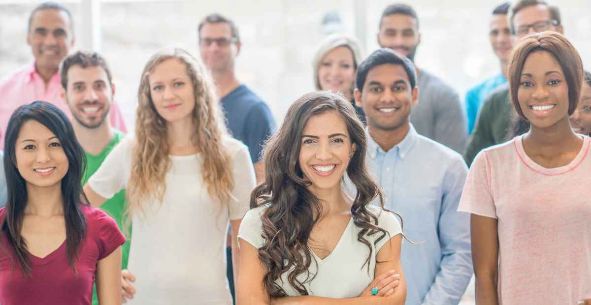 Nove pessoas diferentes lado a lado, cada uma com uma expressão própria