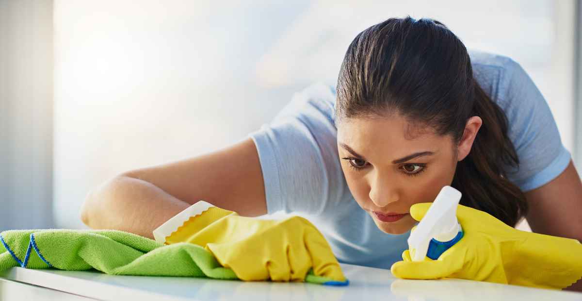 Mãos alinhando com precisão objetos sobre uma mesa de trabalho clara