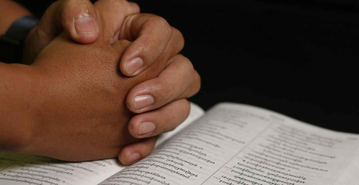 Pessoa conferindo anotações em um caderno com expressão atenta