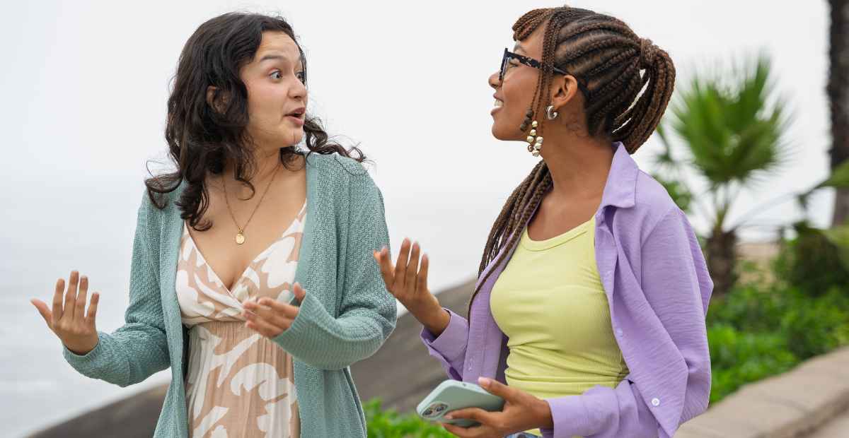 Duas pessoas em conversa animada, gesticulando