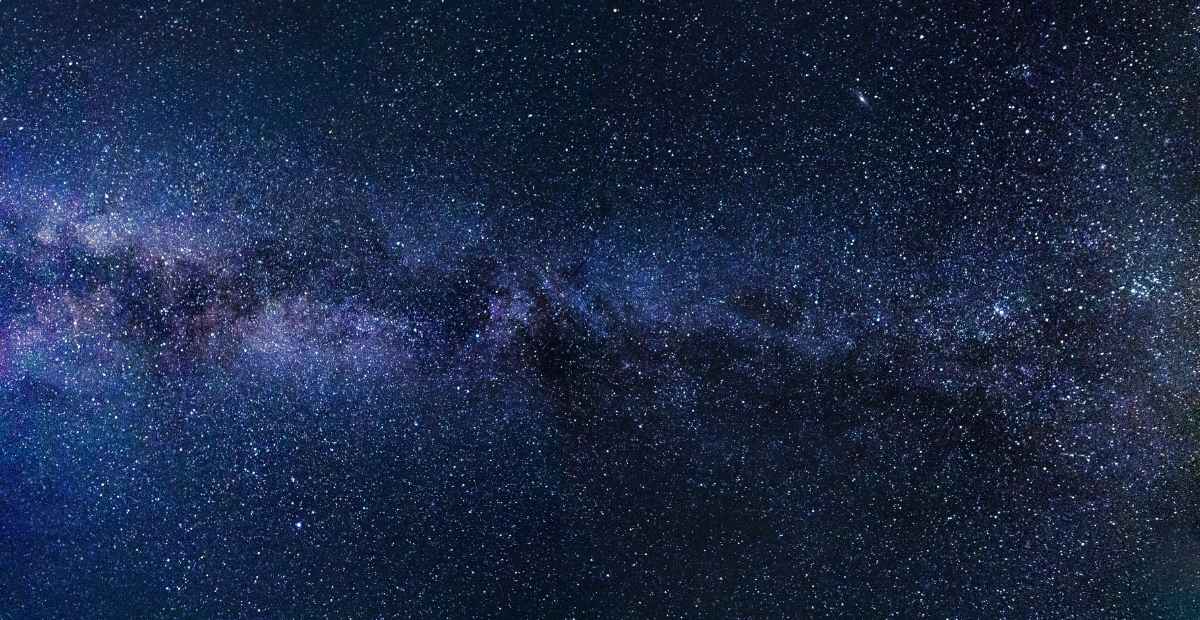 Céu noturno estrelado visto da Terra